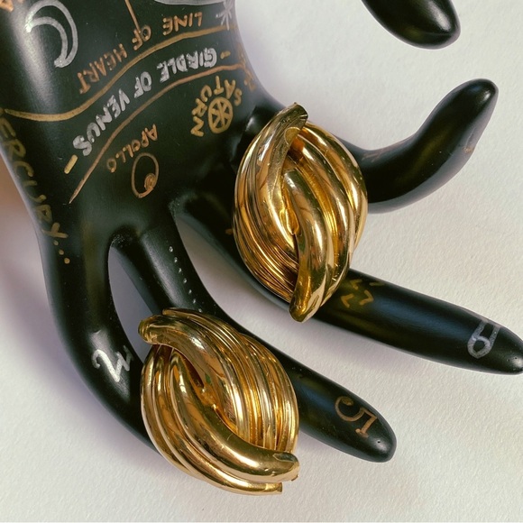 Vintage 1980s Gold Tone Overlapping Ribbed Clip On Earrings - Picture 2 of 6